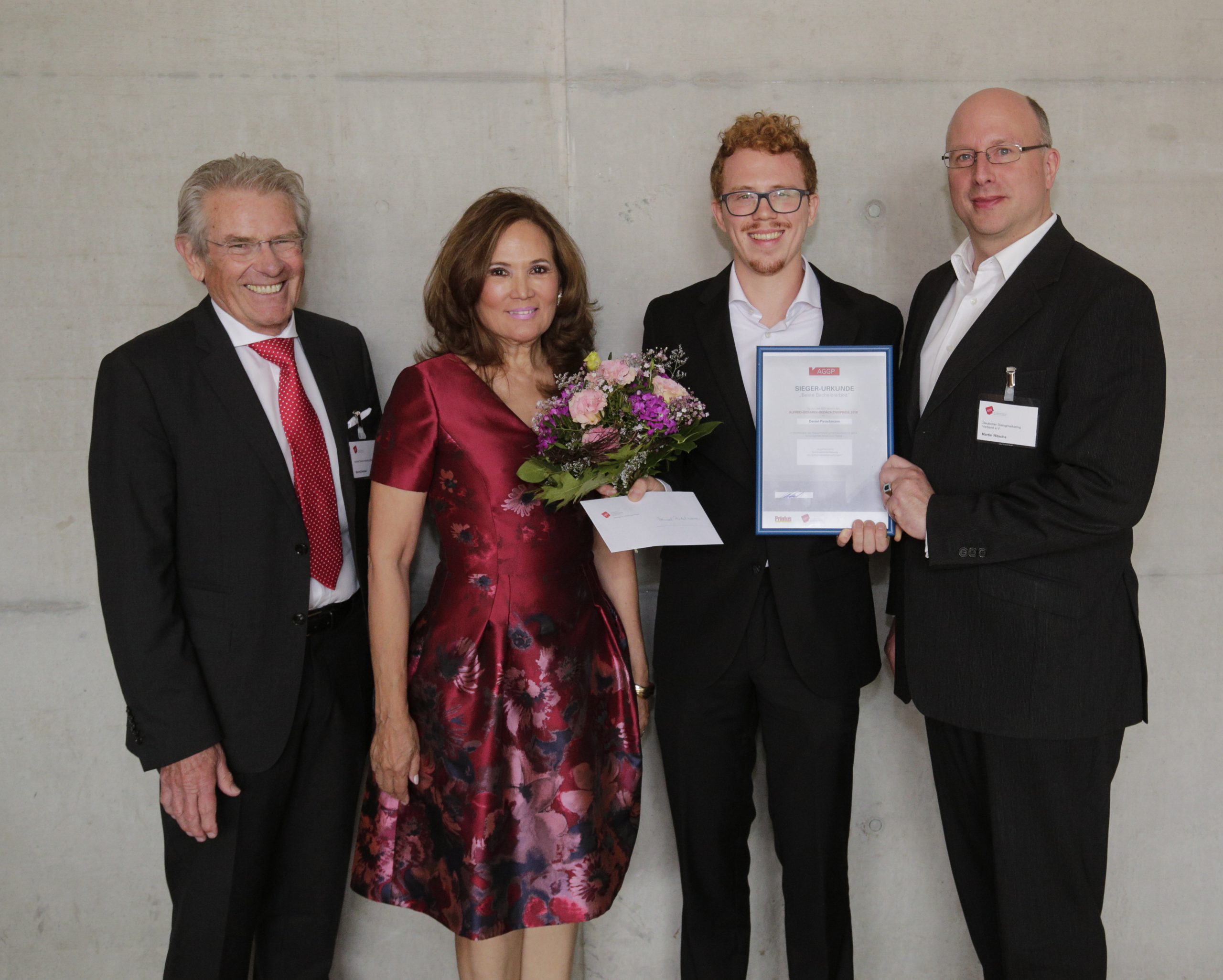 Daniel Pietschmann bei der Siegerehrung (von links: Bernd Ambiel, Vorsitzender der Jury, Mary-Victoria Gerardi-Schmid, Schirmherrin des AGGP, Daniel Pietschmann und Martin Nitsche, DDV-Präsident); Bild: Fotostudio Keller